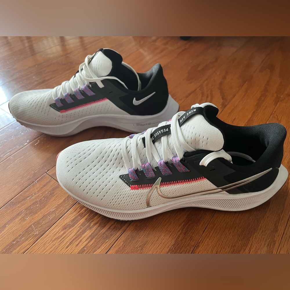 Nike Pegasus 38 Women’s size 9. In excellent condition, worn only a few times